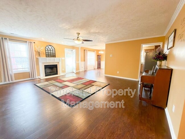 Building Photo - 215 Americana Dr