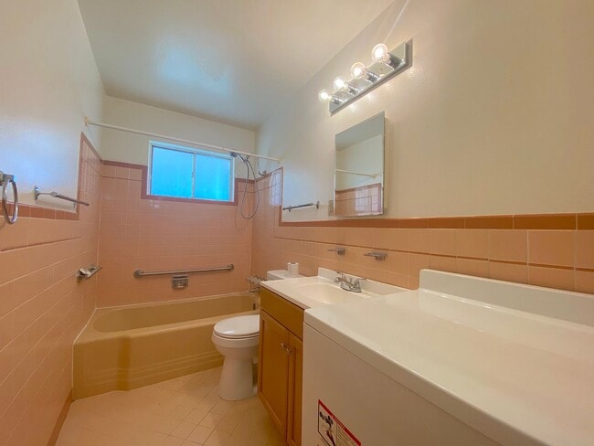 Building Photo - East El Paso 3 bed Refrig A/C!