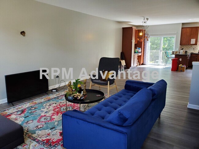 Building Photo - Gorgeous Townhouse Steps from Pool and Hik...