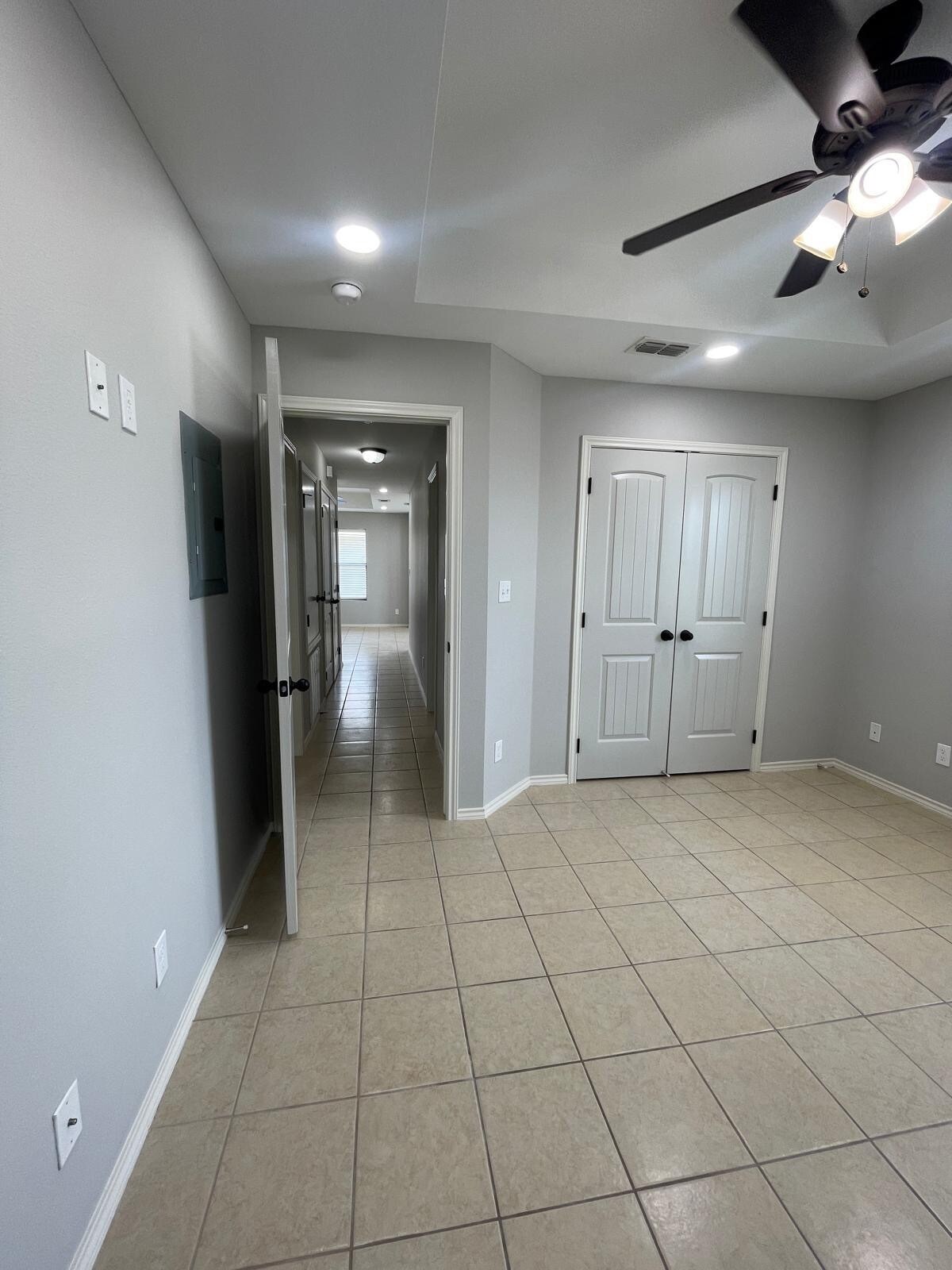 Building Photo - 406 E 3rd St