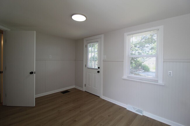 Building Photo - 2 Bedroom 1.5 Bath Home In Strawberry Hill