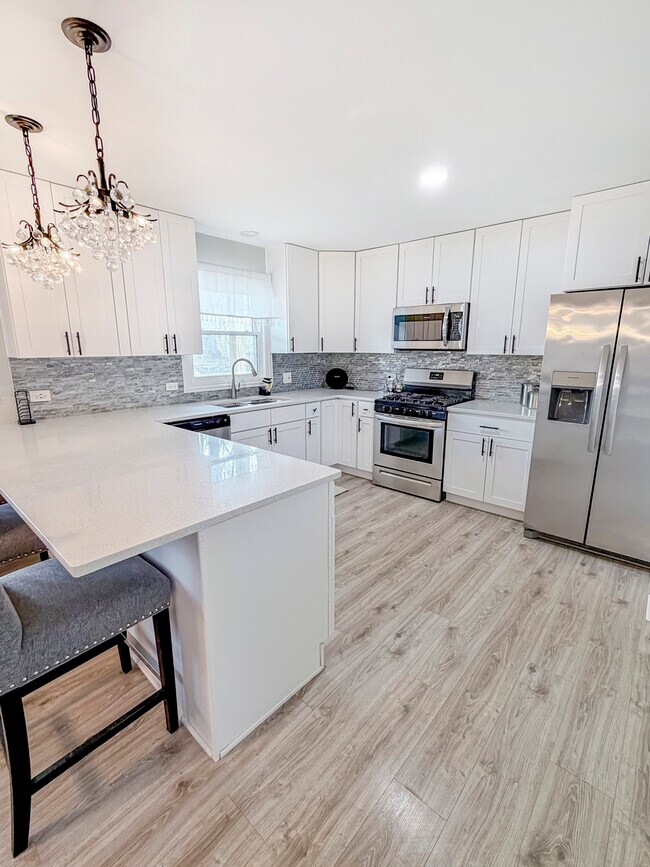 Building Photo - 9027 Skyline Dr