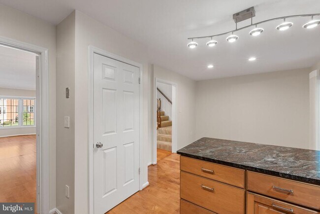Building Photo - 6860 Williamsburg Pond Ct