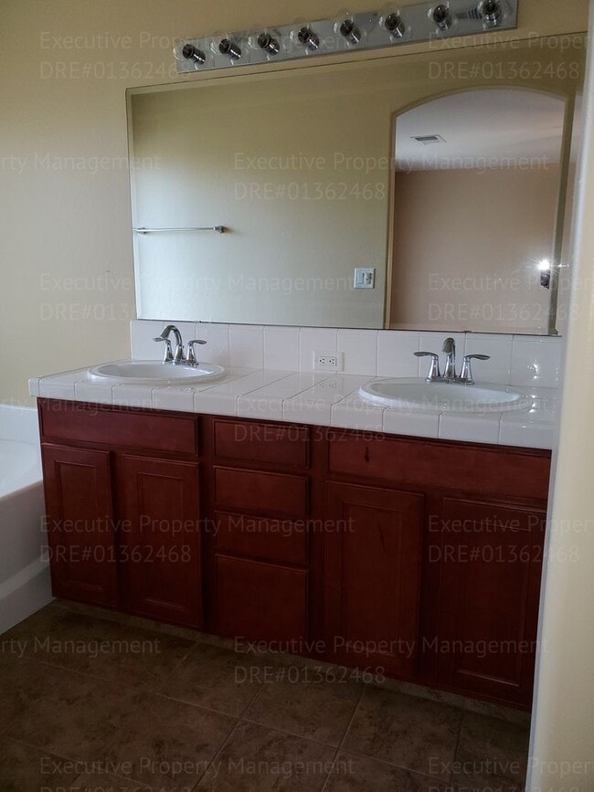 Building Photo - Spacious 4 bedroom 2 bathroom home