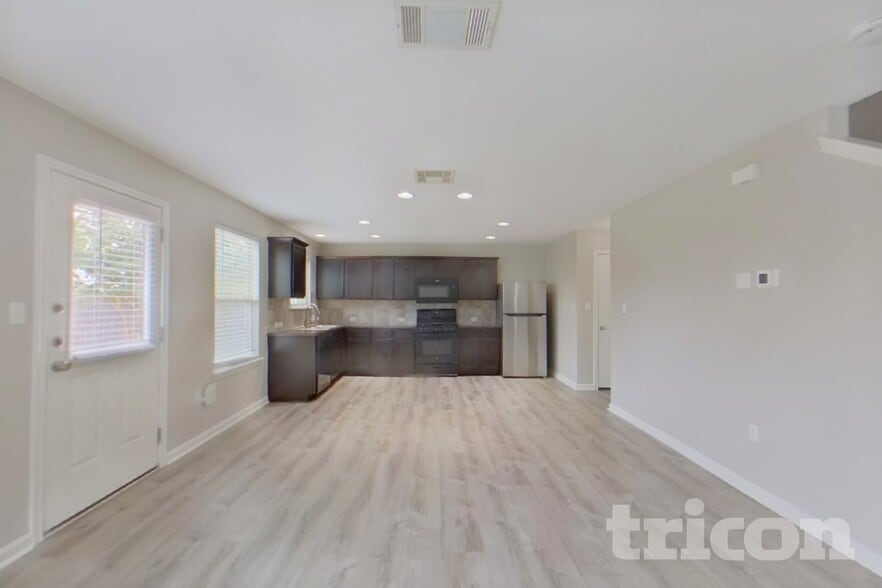 Building Photo - 15102 Verela Dr