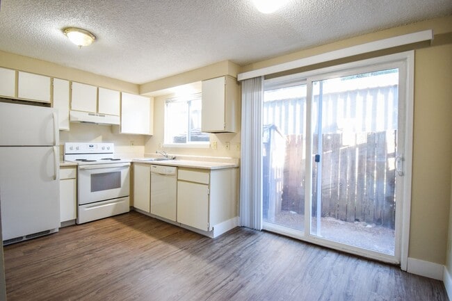 Building Photo - Spacious 2 BR Townhome in SW Portland! W/S/G is Included