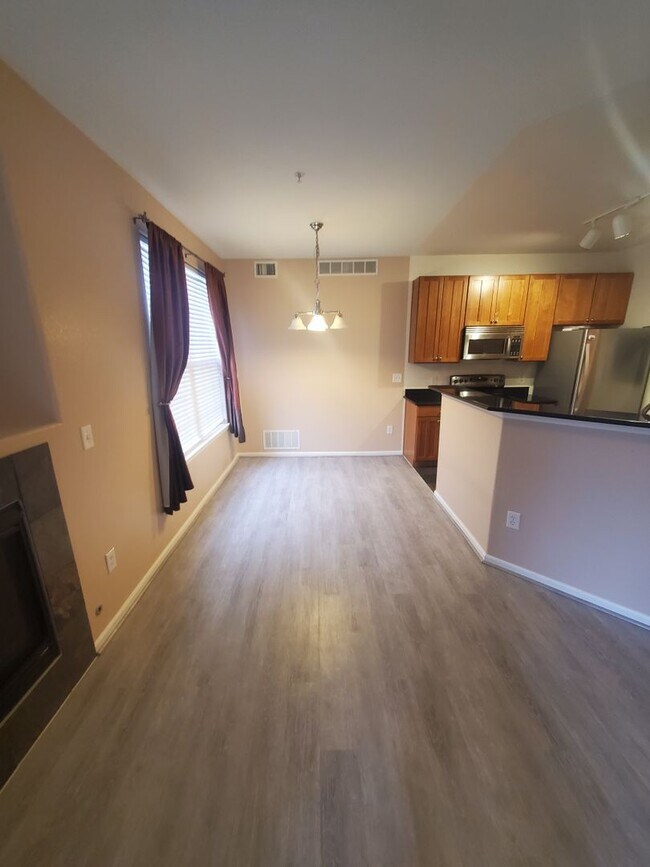 Building Photo - Spacious 2B/2B Main Level Condo With Garage NOW AVAILABLE