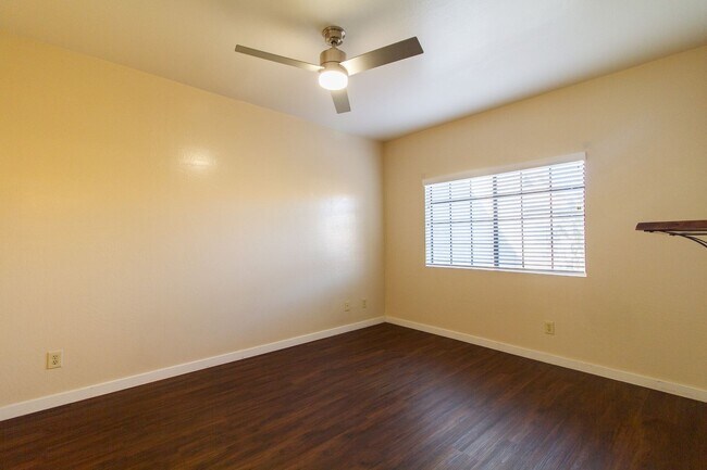 Building Photo - **Charming 2 Bedroom Condo for Rent at Park Centre**