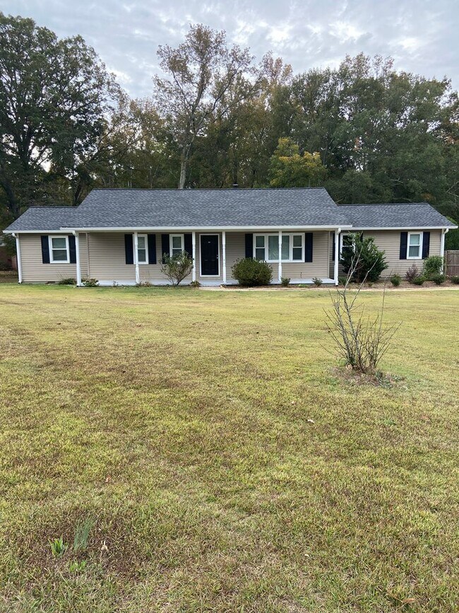 Primary Photo - OCONEE COUNTY - Lovely 3 bedroom 2 bathroo...