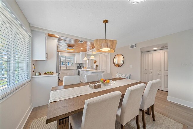 Building Photo - 914 Spanish Dr S