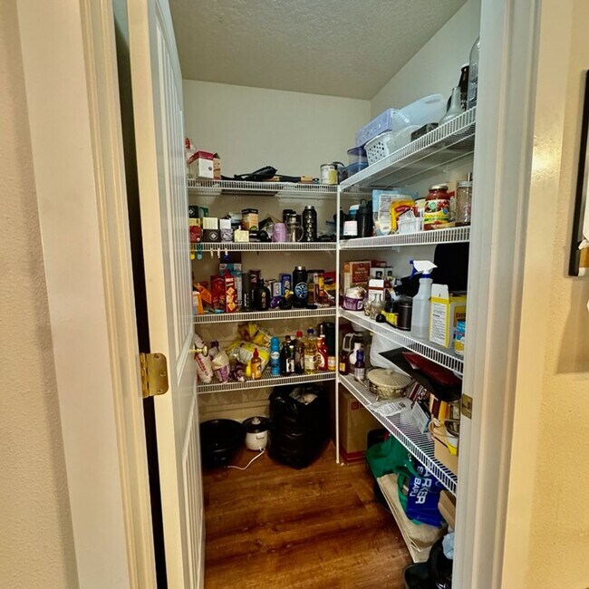 Building Photo - Cute 3 bed 2 bath unit for rent!
