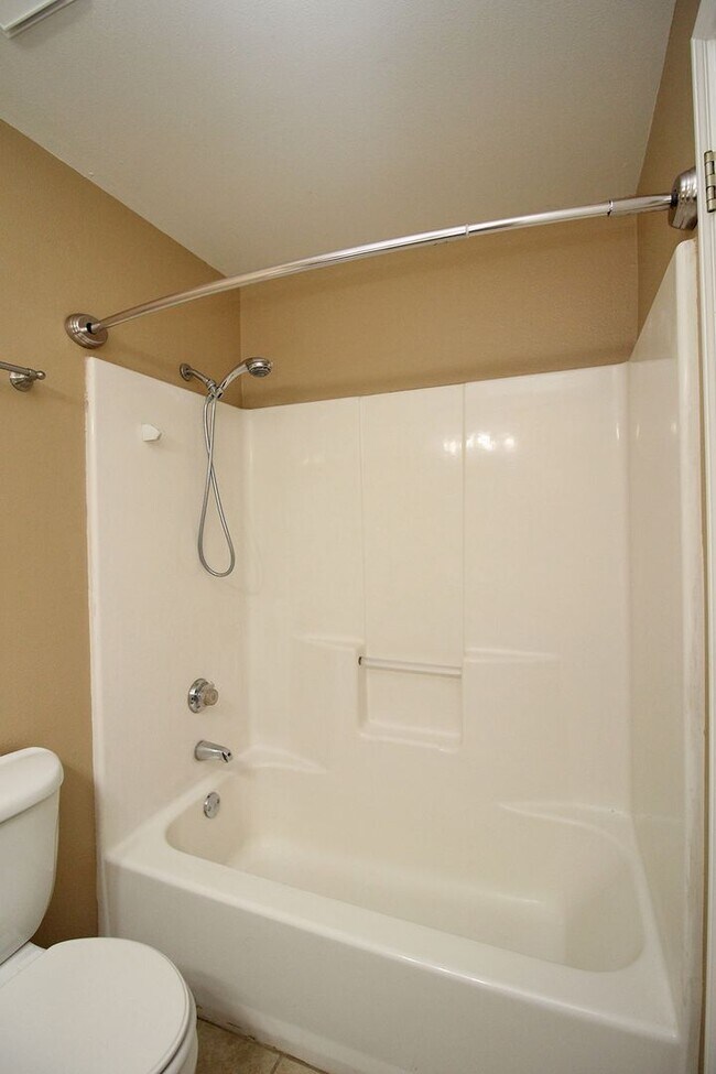 Building Photo - Updated 3 Bed/2 Bath Milwaukie Ranch Home Set On A Gorgeous Lot