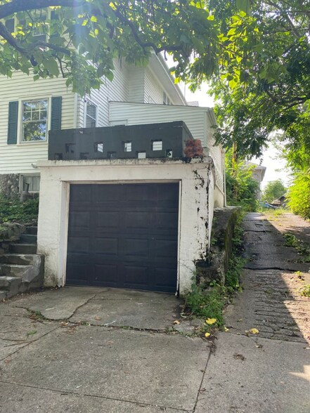 Building Photo - 127 Iroquois Ave