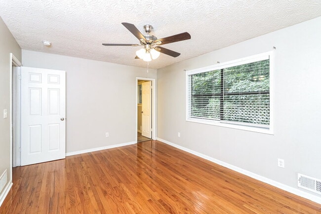 Building Photo - 249 Castleair Dr NE