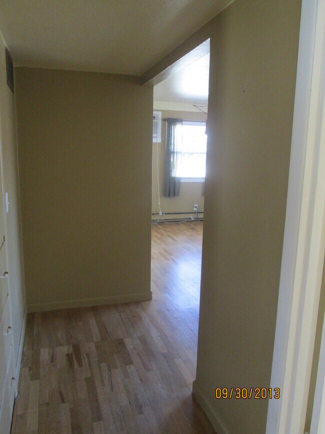 Building Photo - 2 bedroom home with great back yard!