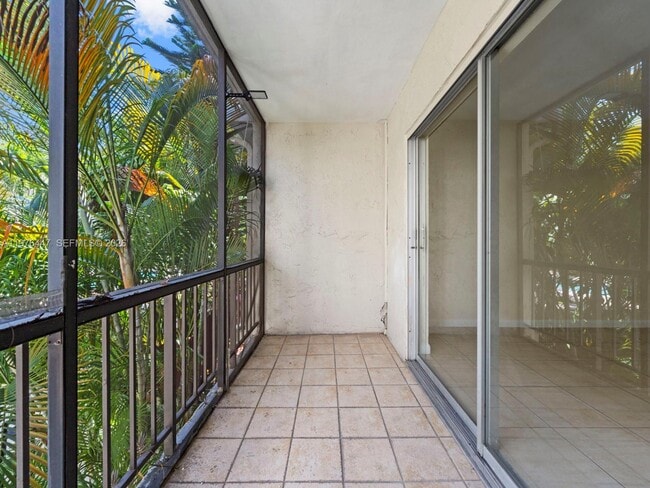 Building Photo - 6900 N Kendall Dr