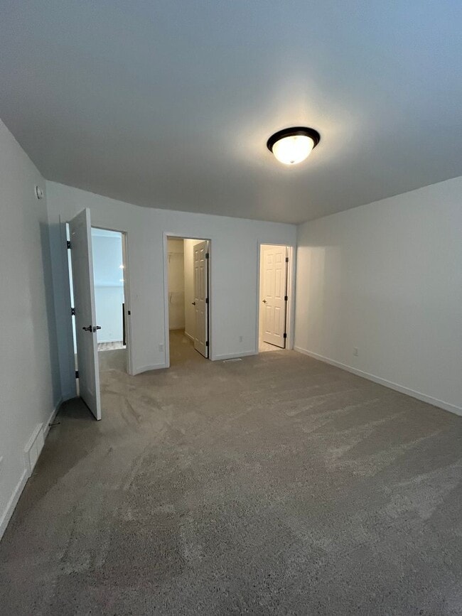 Building Photo - 3 Bed 3 Bath Townhome