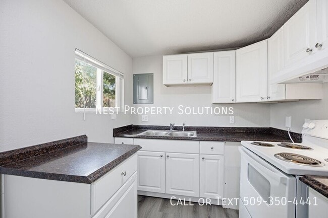 Building Photo - 4460 Circle Pl NE