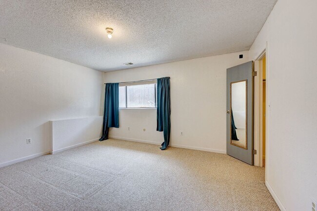 Building Photo - $2,350 - 2 Bed, 2 Bath Townhome in Lakewoo...
