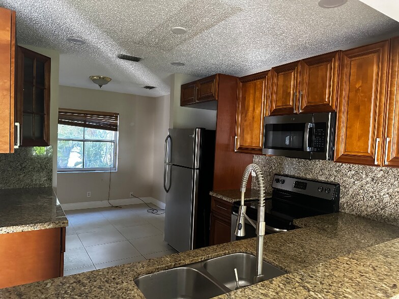 Building Photo - 8438 NW 40th Ct
