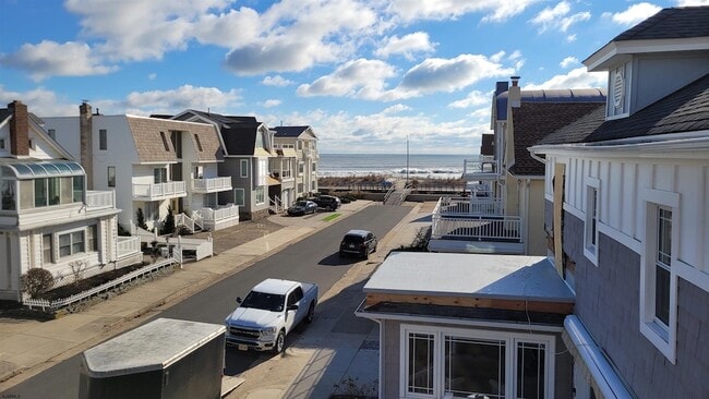 Building Photo - 104 S Avolyn Ave