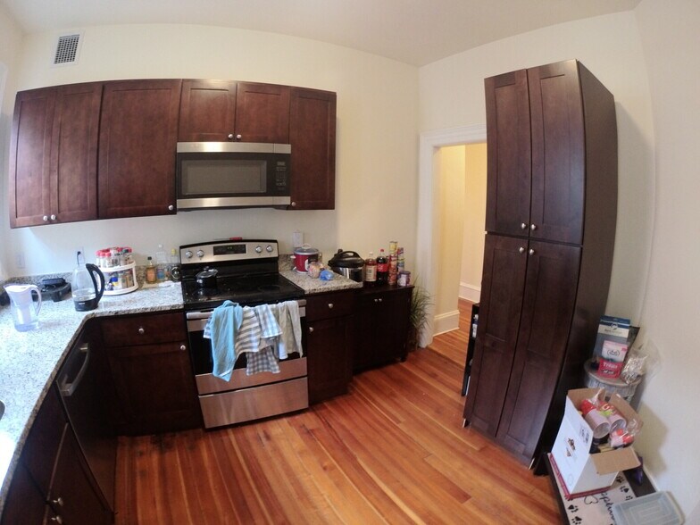 Building Photo - 1463 Beacon St
