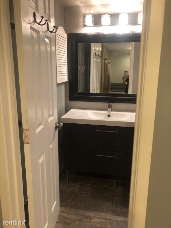 Building Photo - 2220-2238 S Piney Point Rd