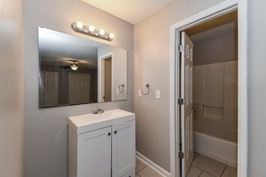 Building Photo - 9956 Somerset Grove Ln