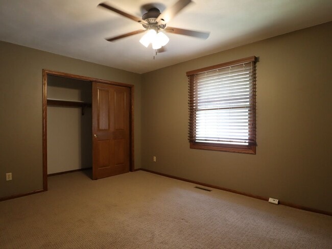 Building Photo - NEW PRICE - GREAT HOME - Single Family Home in Germantown Hills with Pool 3 BR / 4BA