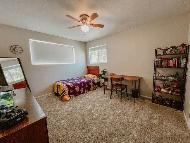 Building Photo - 6 Bedroom 4 Bath with Pool and yard space