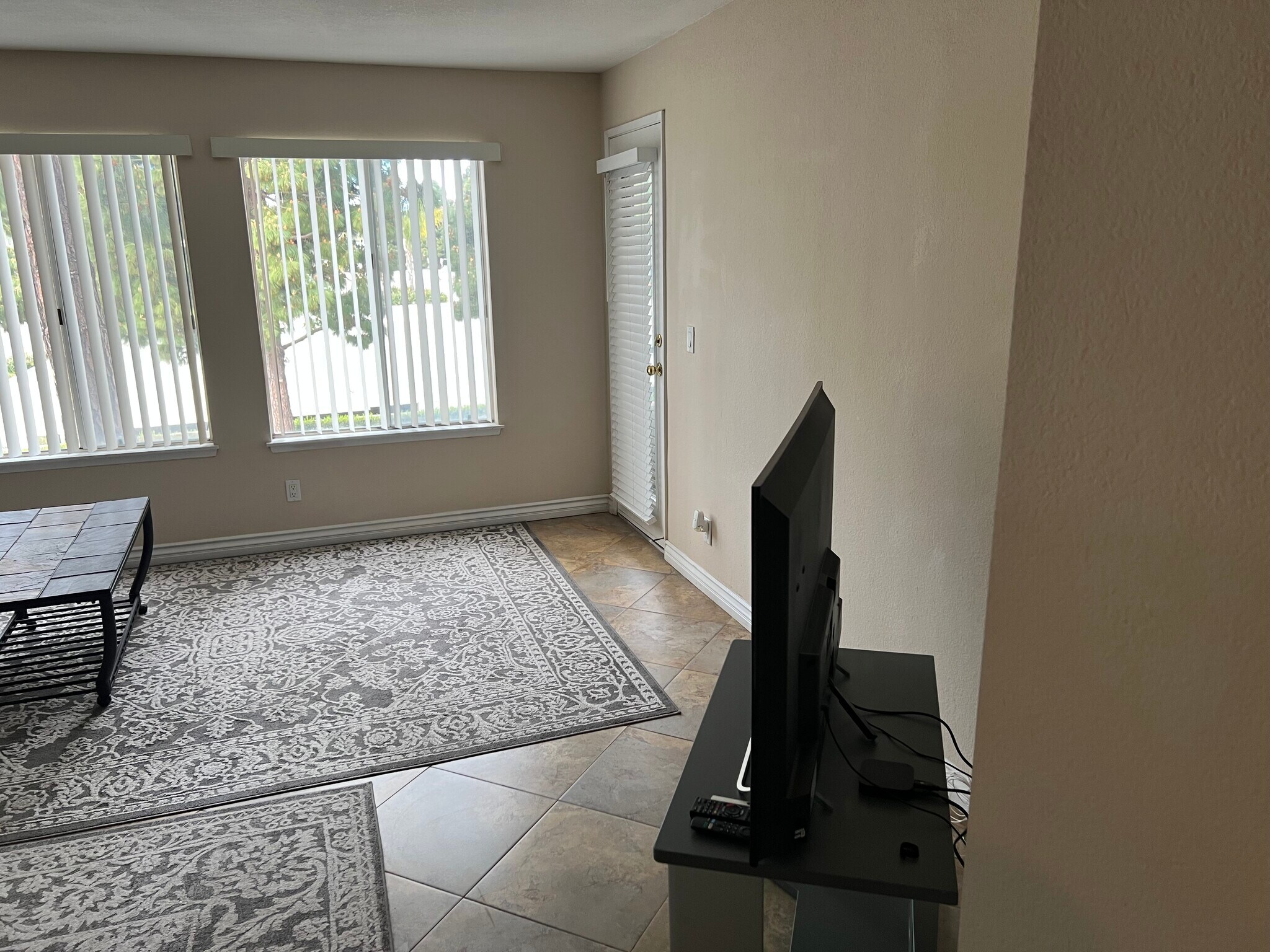 Building Photo - 8889 Caminito Plz