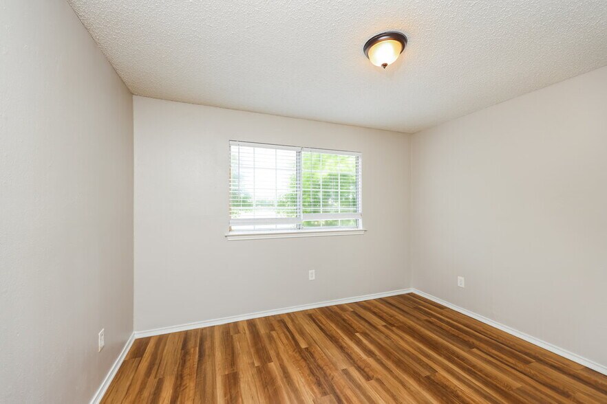 Building Photo - 928 Eagle Dr