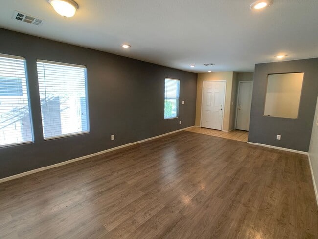 Building Photo - Upgraded 3 bedroom home with loft and den....
