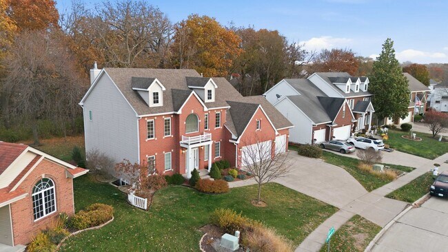 Building Photo - TIMELESS COMFORT!! 4 Bedroom, 4 Bathroom Home in Urbandale!