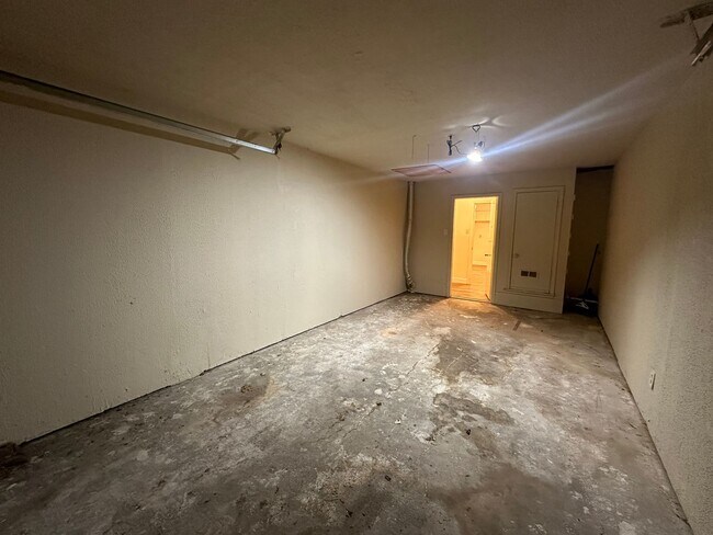 Building Photo - 5415-5415 Brookhollow Dr