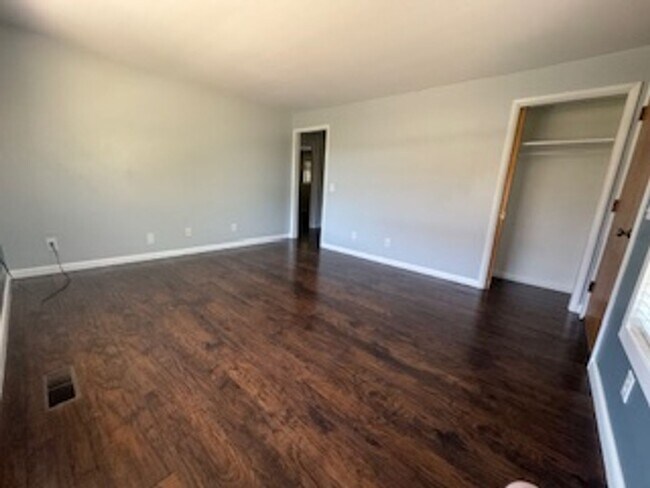 Building Photo - GORGEOUS Avenues Home!!!