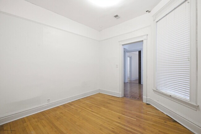 Building Photo - 2522 N Burling St