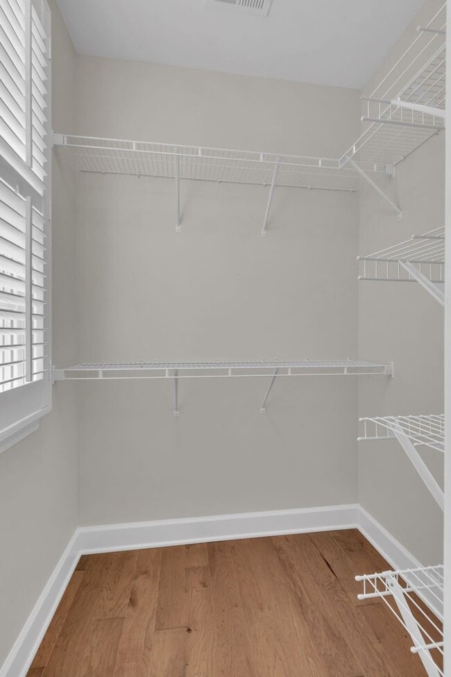 Building Photo - Charming Townhome in the Heart of Berry Fa...