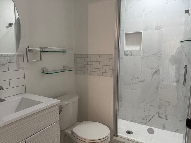 Building Photo - Cute Updated Home