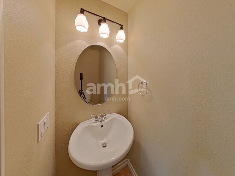 Building Photo - 956 Rainbow Rock St