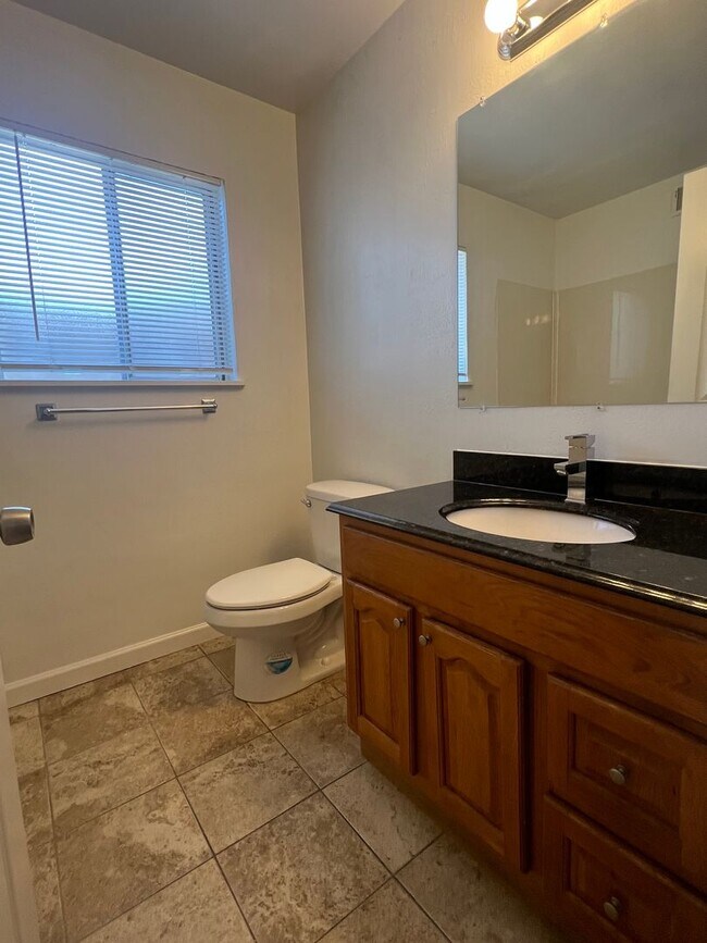 Building Photo - 3 bedrooms, 2 full bathrooms near CV high! Available now!