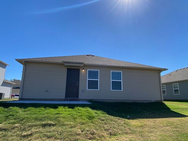 Building Photo - *NOW PRELEASING* Three Bedroom | Two Bathroom Home Fox Tail