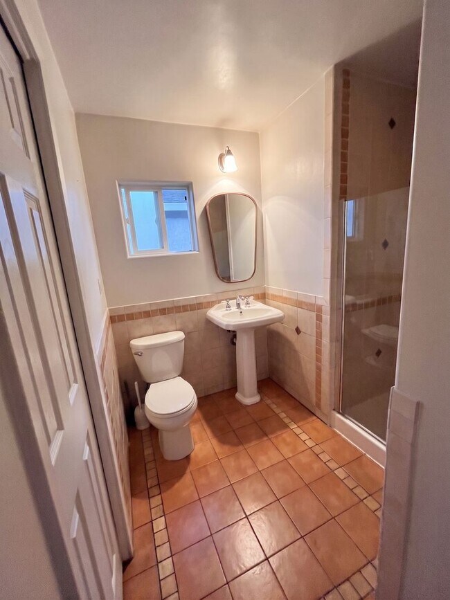 Building Photo - San Lorenzo Home w/ Hardwood, Central Heating & Modern Updates