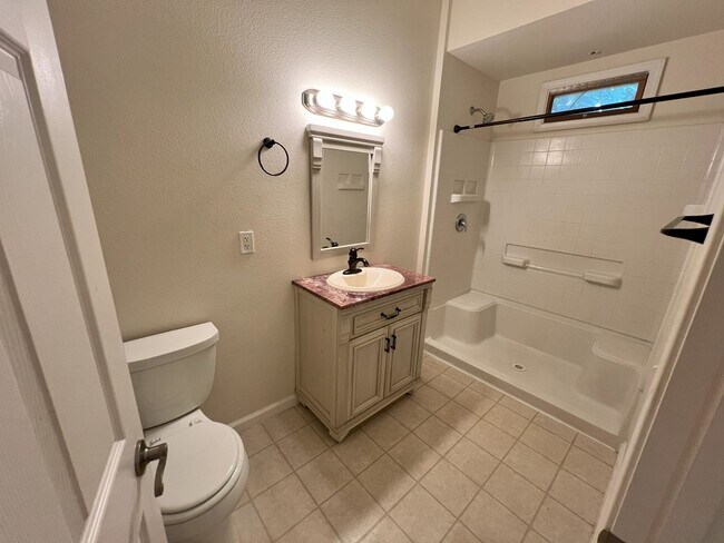 Building Photo - Beautiful 3 bedroom, 1 bathroom home locat...