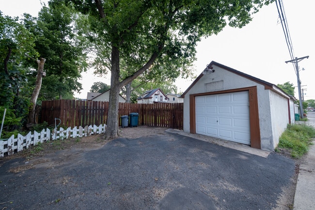 Building Photo - 3950 Hubbard Ave N