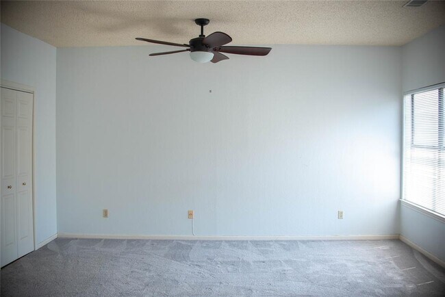 Building Photo - 10819 Crown Colony Dr