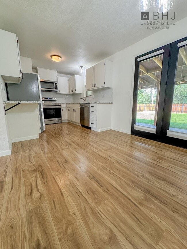 Building Photo - Dog Friendly 2 bed/ 1 bath HOUSE for Rent!