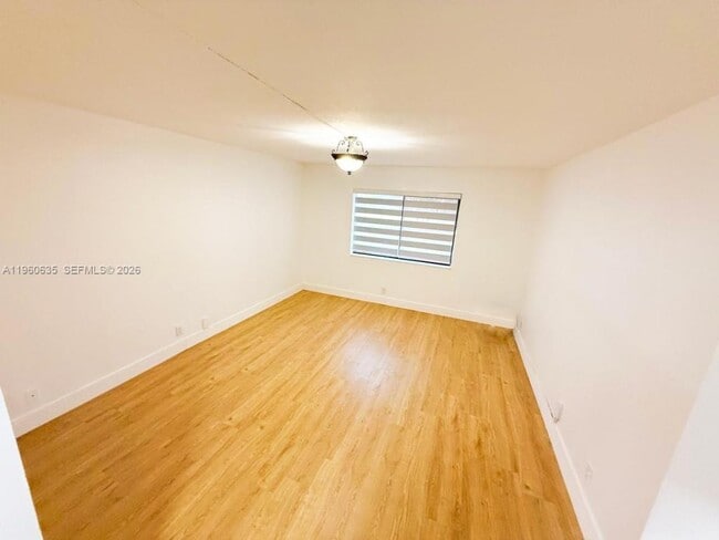 Building Photo - 440 Lakeview Dr