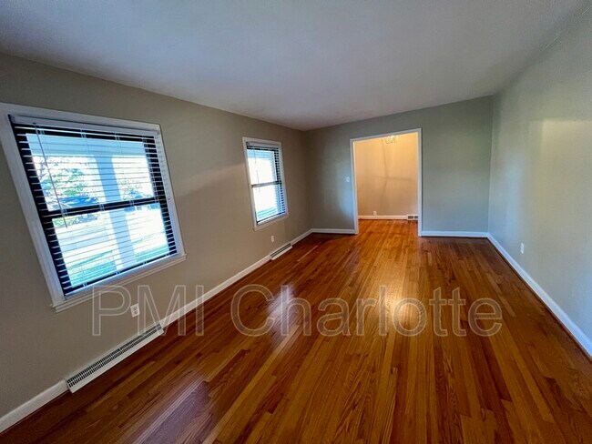 Building Photo - 528 Carolina Ave N