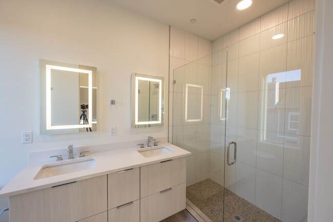 Building Photo - Riverside Townhomes - Waterfront Living in...